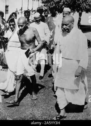 Saddar Patel (1875 - 1950), homme d'État indien, (à droite) avec Mohandas Karamchand Gandhi (1869 - 1948), le principal leader de l'indépendance de l'Inde en mouvement a décidé de l'Inde. 1938 Banque D'Images