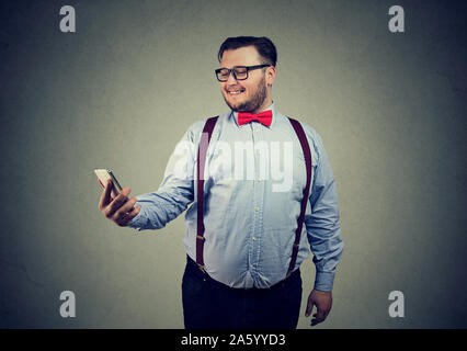 Funny guy chubby selfies en tenant avec cellphone Banque D'Images