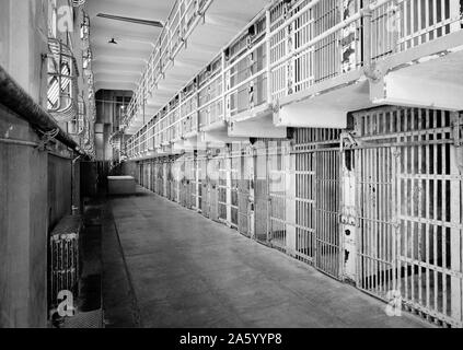 Vue sud-ouest sur Cell Block 'A' dans la prison d'Alcatraz, l'île d'Alcatraz, San Francisco Bay, United States. Banque D'Images