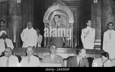 Photographie de la conférence de presse à New Delhi, en juin 1947. Présent est Lord Mountbatten, Sandra Patel, M. C. P. Menon, Sir Eric Miéville, Lord Ismay, Sir George Abell et M. Ian Scott. Datée 1947 Banque D'Images