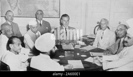 Rencontre avec les chefs indiens au vice-roi de l'Inde britannique's house, 2 juin 1947. De gauche du Lord Mountbatten, M. Jinnah, M. Liaquat Ali Khan, Sardar Rab Nishtar, Sardar Baldev Singh, Acharya Kripalani, Sardar Patel et pandit Nehru. À l'arrière, monsieur Eric Miéville et Lord Ismay Banque D'Images