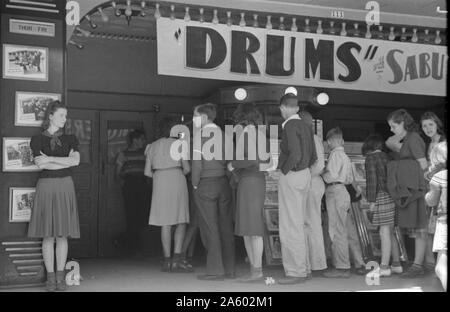 Les écoliers américains aller au cinéma, San Augustin, Texas 1939 Banque D'Images