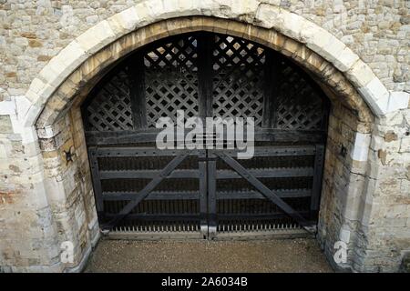 La porte des traîtres à la Tour de Londres. Le prisonnier serait entré dans la Tour de Londres par cette porte. Construit par Édouard I (1239-1307). En date du 13e siècle Banque D'Images