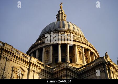 Vue de la Cathédrale St Paul conçu par Sir Christopher Wren (1632-1723) architecte anglais. Datée 2015 Banque D'Images