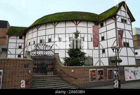 Vue sur le Globe Theatre, associé à William Shakespeare. Construit au 16ème siècle par la lecture de Shakespeare Company, le Lord Chamberlain les hommes. Londres. Datée 2015 Banque D'Images