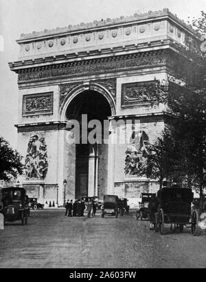 Tirage photographique d'Arc de Triomphe, debout au milieu de la Place Charles de Gaulle, à l'extrémité ouest de l'avenue des Champs-Élysées. En date du 19e siècle Banque D'Images