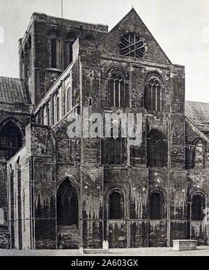 Impression photographique montrant l'extérieur de la cathédrale de Winchester, une église d'Angleterre dans la cathédrale de Winchester. Banque D'Images