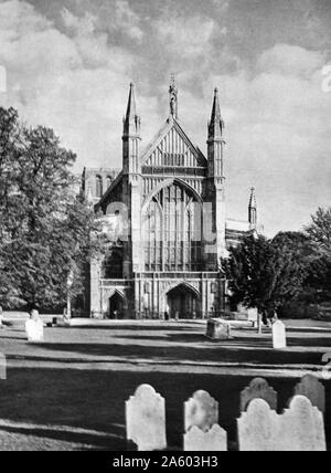 Impression photographique montrant l'extérieur de la cathédrale de Winchester, une église d'Angleterre dans la cathédrale de Winchester. Banque D'Images