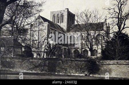 Impression photographique montrant l'extérieur de la cathédrale de Winchester, une église d'Angleterre dans la cathédrale de Winchester. Banque D'Images