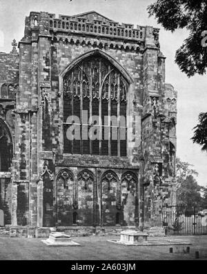 Impression photographique montrant l'extérieur de la cathédrale de Winchester, une église d'Angleterre dans la cathédrale de Winchester. Banque D'Images