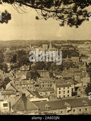 Impression photographique montrant l'extérieur de la cathédrale de Winchester, une église d'Angleterre dans la cathédrale de Winchester. Banque D'Images