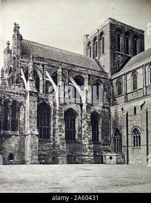 Impression photographique montrant l'extérieur de la cathédrale de Winchester, une église d'Angleterre dans la cathédrale de Winchester. En date du 19e siècle Banque D'Images