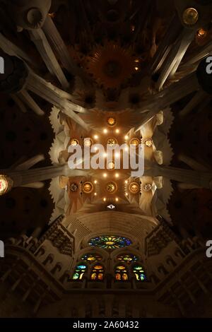 Détails de l'intérieur du Temple Expiatori Basílica je de la Sagrada Família, une église catholique romaine de Barcelone, conçu par l'architecte espagnol Antoni Gaudí (1852-1926). En date du 21e siècle Banque D'Images