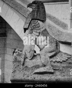 Tirage photographique d'une figure de pierre à cheval sur les marches à l'entrée du Château de Pierrefonds. Le château est situé sur la commune de Pierrefonds dans l'Oise département de la France Banque D'Images