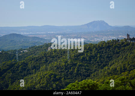 La chaîne de montagnes Serra de Collserola Tibidabo vue depuis à Barcelone, Espagne Banque D'Images