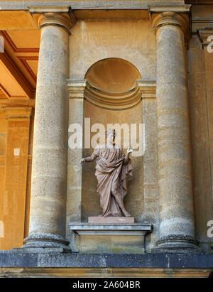 Détail de l'extérieur de Blenheim Palace, dans l'Oxfordshire, Angleterre. Blenheim Palace a été la résidence principale des ducs de Marlborough. Construit entre 1705 et 1722 environ. Blenheim Palace a été désigné site du patrimoine mondial de l'UNESCO en 1987 Banque D'Images