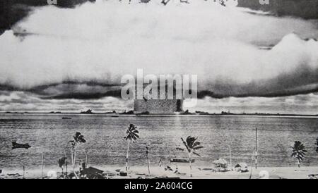 Tirage photographique d'une bombe atomique dans l'atoll de Bikini en Micronésie, le premier essai de sous-marins. Datée 1946 Banque D'Images