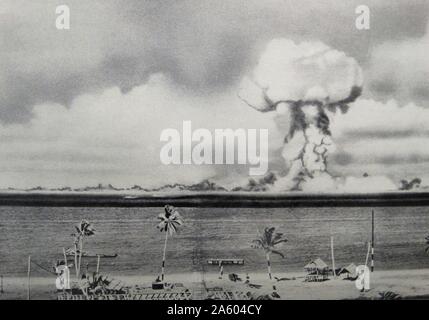 Tirage photographique d'une bombe atomique dans l'atoll de Bikini en Micronésie, le premier essai de sous-marins. Datée 1946 Banque D'Images