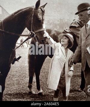 Photographie de la princesse Elizabeth (1926-) de caresser un cheval gagnant au Richmond Horse Show. En date du 20e siècle Banque D'Images