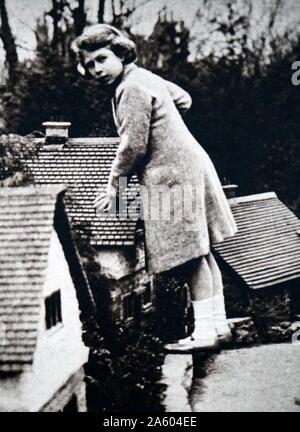 Photographie de la princesse Elizabeth (1926-) visiter Bekonscot, un village modèle et de fer. En date du 20e siècle Banque D'Images