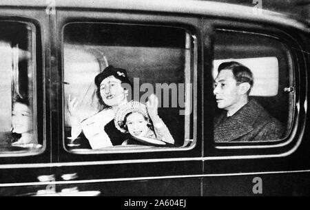 Photographie du roi George VI (1895-1952), la Reine Elizabeth, Reine Mère (1900-2002), la princesse Elizabeth (1926-) et de la princesse Margaret 1930-2002) de partir pour leurs vacances de Noël à Sandringham. En date du 20e siècle Banque D'Images