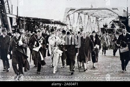 Photo de Prince Albert Frederick Arthur George (1895-1952) et de Lady Elizabeth (1900-2002) l'ouverture du pont de Newport Tees, reliant Middlesbrough avec l'arrondissement de Woluwé-Saint-. En date du 20e siècle Banque D'Images