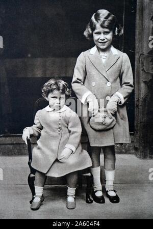 Photographie de la princesse Elizabeth (1926-) avec son cadeau brodé faites par d'anciens combattants handicapés. Également sur la photo est Prince Margaret (1930-2002). En date du 20e siècle Banque D'Images
