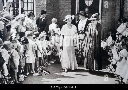 Photographie de Lady Elizabeth (1900-2002) réunion des enfants à l'extérieur une maison d'enfants. En date du 20e siècle Banque D'Images