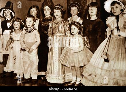 Photo de jeune princesse Elizabeth (1926-), la princesse Margaret (1930-2002) participant à une partie avec d'autres enfants. En date du 20e siècle Banque D'Images