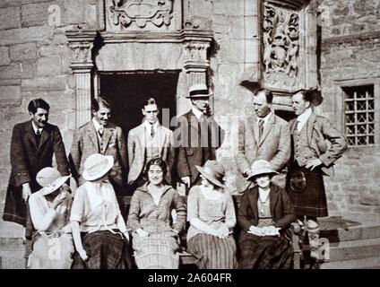 Photo de Prince Albert Frederick Arthur George (1895-1952) avec le Comte de Strathmore (Claude Bowes-Lyon, 14e comte de Strathmore et Kinghorne (1855-1944)), tir au château de Glamis. En date du 20e siècle Banque D'Images