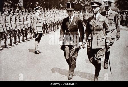 Photo de Prince Albert Frederick Arthur George (1895-1952) marche avec son frère, Edward, prince de Galles (1894-1972) et le maréchal de la Royal Air Force Hugh Trenchard, 1er vicomte Montague Trenchard (1873-1956), au cours de la Royal Air Force Memorial sur le Victoria Embankment. En date du 20e siècle Banque D'Images