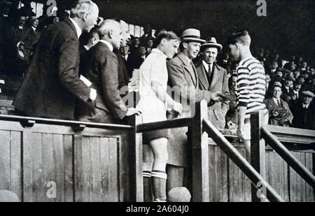 Photo de Prince Albert Frederick Arthur George (1895-1952) la visite d'un match de football à Stamford Bridge. En date du 20e siècle Banque D'Images