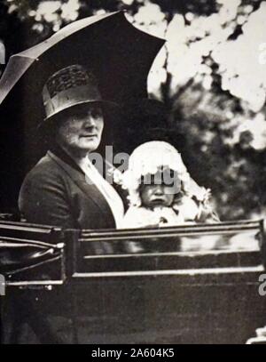 Photographie de la reine Elizabeth la Reine Mère (1900-2002) avec l'enfant Princess Elizabeth (1926-) équitation dans un chariot. En date du 20e siècle. Banque D'Images