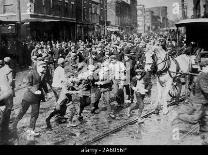 Dans une charge émeutiers street road vers une voiture tirée par des chevaux, il a été retrouvé échoué sur l'avenue Kensington, à Philadelphie. 1934 Banque D'Images