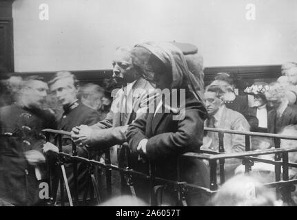 Le Dr Crippen le tristement célèbre meurtrier en série et sa maîtresse Ethel Leneve en procès, à Londres. Cette photo a été prise vers 1910. Banque D'Images