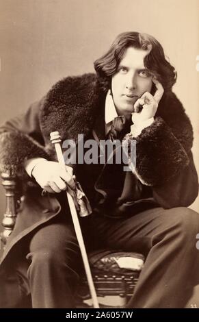 Oscar Wilde est un écrivain et poète irlandais. C'est peut-être le plus célèbre pour son roman, Le portrait de Dorian Gray. Cette photographie a été prise en 1882 par Napoleon Sarony. Banque D'Images