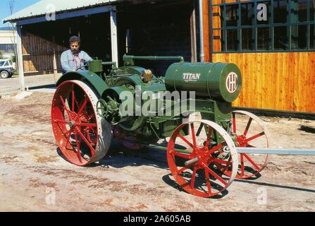 10/20 Titan tracteur conçu par le fabricant américain International Harvester Company (IHC). Entre 1915 et 1922, 78 000 exemplaires de la Titan 10/20 quittera l'usine CASE IH à Milwaukee. Banque D'Images