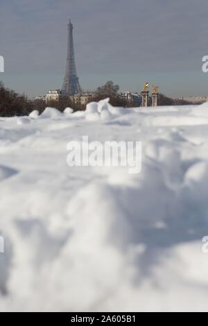 France, Ile de France, 8ème arrondissement de Paris, le cours la Reine, Port de la Concorde, vue sur la Tour Eiffel, de la neige Banque D'Images