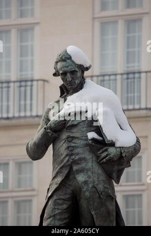 La France, 6ème arrondissement de Paris, 15 quai de Conti, recouvert de neige statue de Condorcet, bâtiment où Patrick Modiano a vécu comme un enfant Banque D'Images