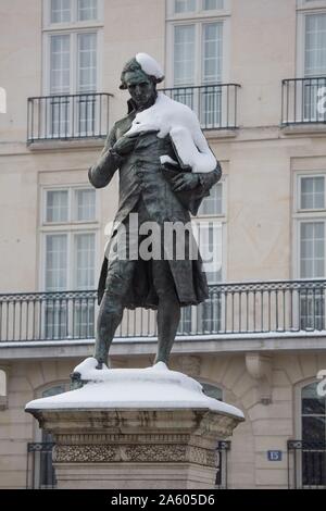 La France, 6ème arrondissement de Paris, 15 quai de Conti, recouvert de neige statue de Condorcet, bâtiment où Patrick Modiano a vécu comme un enfant Banque D'Images