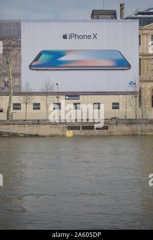 La France, 7ème arrondissement de Paris, quai Voltaire, second hand book vendeur fort, bâche publicitaire, Apple Iphone, le travail sur la façade du Louvre, Banque D'Images