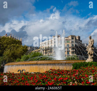 Sculpture et fontaine dans la Placa de Catalunya, Barcelone, Catalogne, Espagne, Europe. Banque D'Images