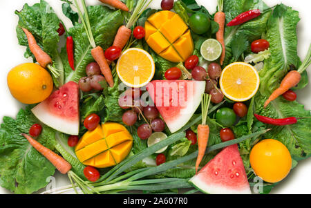 Un assortiment de plats végétariens et de fruits légumes télévision jeter image - la santé et les régimes de l'image concept. Banque D'Images