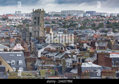 La France, Pays de Caux, Dieppe, toits, clocher, Eglise Saint Jacques en arrière-plan, Banque D'Images