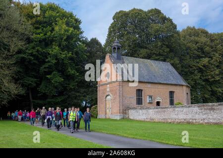 France, terroir de Caux, d'Auffay, Le Château de Bosmelet Bosmelet (château), les randonneurs dans le parc à proximité d'un site de lancement d'armes-V Banque D'Images