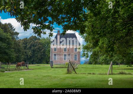 France, terroir de Caux, d'Auffay, Le Château de Bosmelet Bosmelet (château), les randonneurs dans le parc à proximité d'un site de lancement d'armes-V Banque D'Images