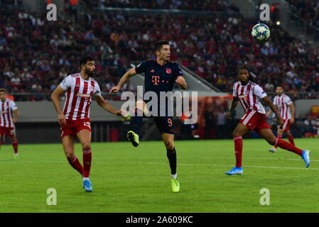 Le Pirée, Grèce. 22 octobre, 2019. Lewandowski (no 9) de Bayern effort de maîtrise de la balle. (Photo par Jean Karvountzis/Pacific Press) Credit : Pacific Press Agency/Alamy Live News Banque D'Images