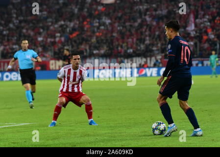 Le Pirée, Grèce. 22 octobre, 2019. Coutinho (no 10) de Bayer essaie de passer par Podence (no 10) de l'Olympiacos. (Photo par Jean Karvountzis/Pacific Press) Credit : Pacific Press Agency/Alamy Live News Banque D'Images