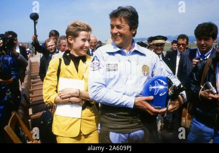 L'acteur français Alain Delon, parrain de la Patrouille de France en 1988, à l'occasion du 35e anniversaire de la patrouille acrobatique français. À ses côtés, l'animateur de télévision française Danièle Gilbert. Le 7 avril 1988 Banque D'Images