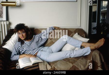 La chanteuse française Julie Pietri à la maison en 1986. Banque D'Images